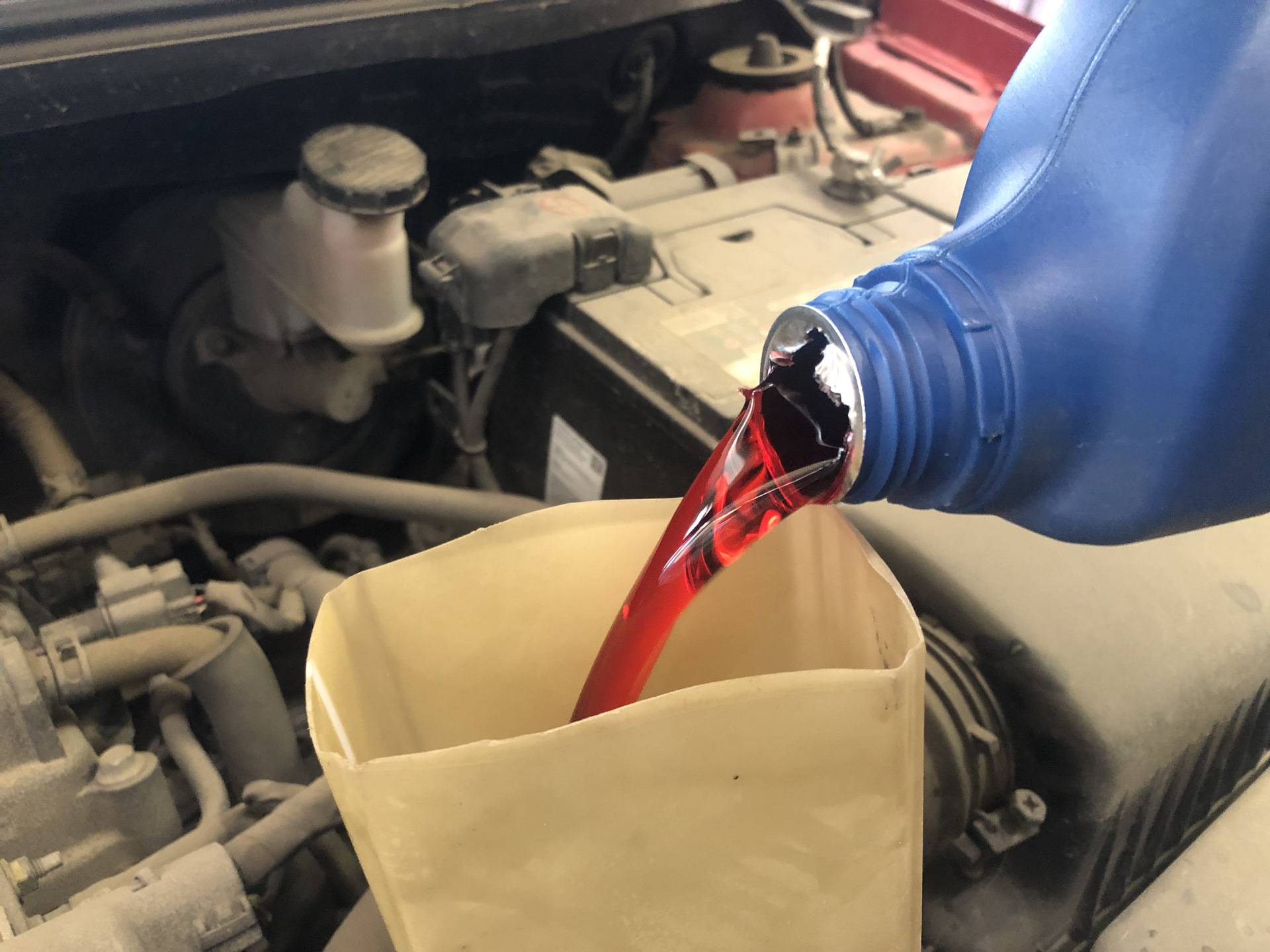 Как залить масло в машину. долив или замена масла в кпп: как залить масло в коробку передач