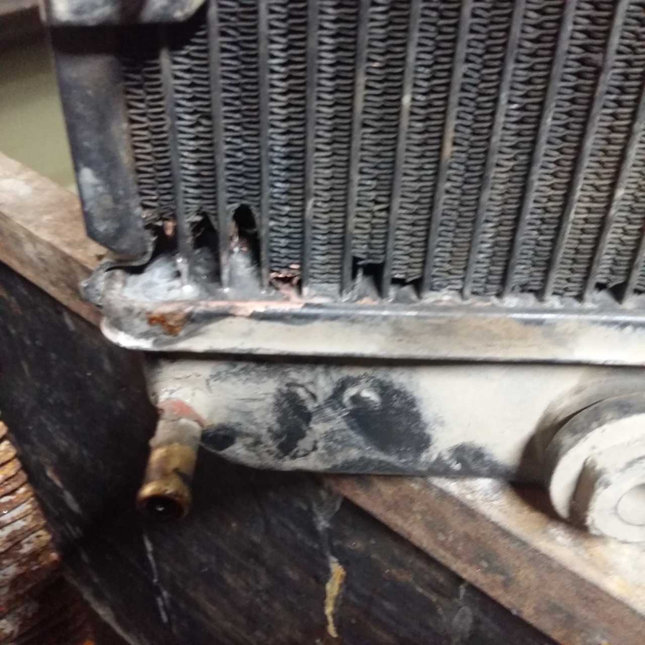 Чем заклеить радиатор охлаждения – методы ремонта
