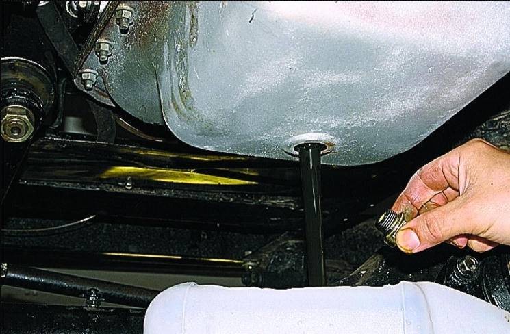 Куда масло заливается. как сливать масло из двигателя при замене смазки: откачка через аппарат или самотеком