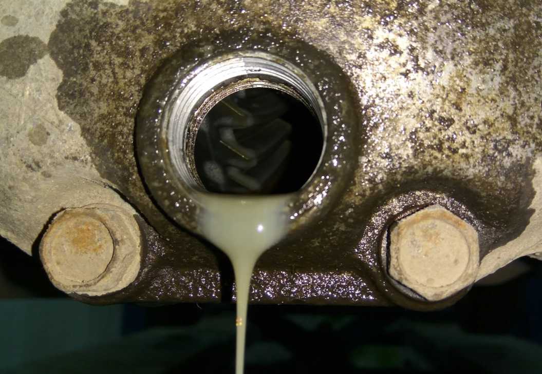Попадает вода в масло двигателя: причины и последствия