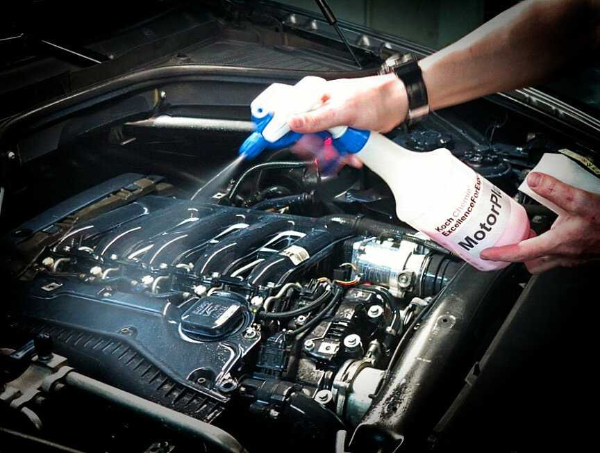 Можно мыть двигатель автомобиля на автомойке. Средства для мойки двигателя автомобиля своими руками. Как мыть двигатель. Помыть ДВС средство. Чем помыть двигатель в домашних условиях.
