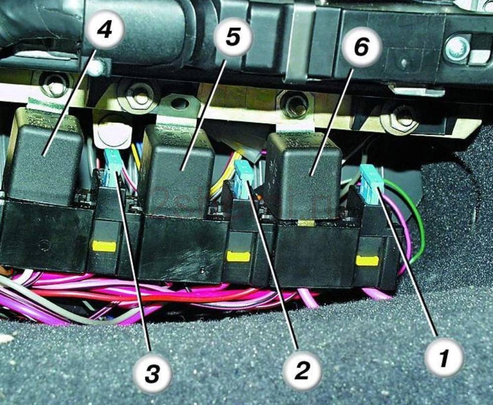 Где находится реле печки. Реле стартера ВАЗ 21 10. Реле бензонасоса Нива 21214. Реле топливного насоса ВАЗ 2110. Реле бензонасоса 2110 инжектор.